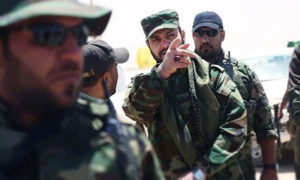 ضابط إيراني يعطي أوامر للمقاتلين في سوريا - 22 أيلول 2017 (المصدر: رويترز)