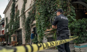 أمام البمنى السكني الذي كان يقطن فيه مؤسس الخوذ البيضاء في مدينة اسطنبول - 11 تشين الثاني 2019 (المصدر: صحيفة ديلي ميل البريطانية)