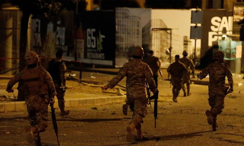انتشار الجيش اللبناني للسيطرة على الاشتباك وسط بيروت -25 تشرين الثاني 2019- (رويترز)