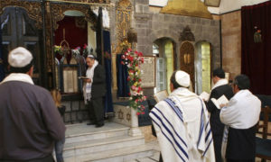 احتفال يهودي في كنيس في دمشق - 20 نيسان 2008 (AP)