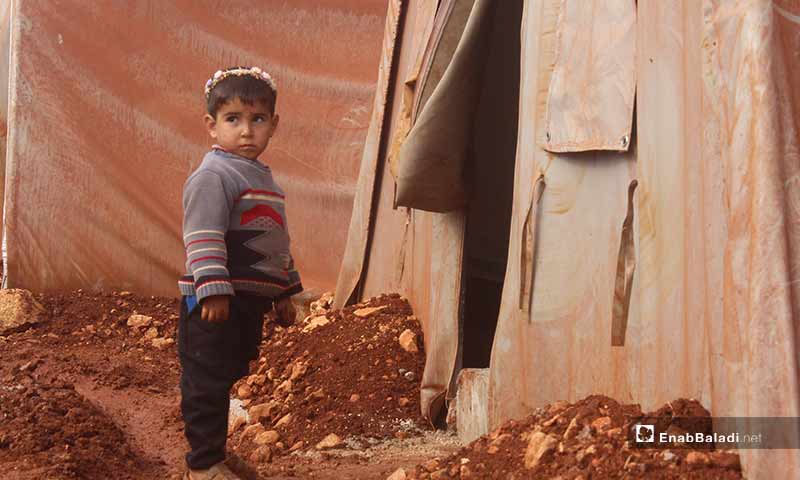 طفلة نازحة في مخيم التح بمعرة مصرين -29 تشرين الثاني 2019- (خاص عنب بلدي)