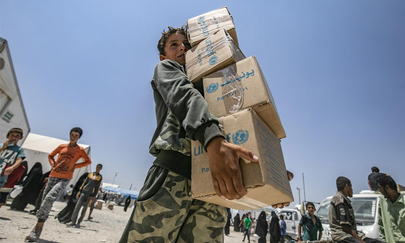 توزيع المساعدات على أهالي مخيم الهول في الحسكة - تموز 2019 (UNICEF)