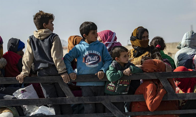 عائلات نازحة من مدينة راس العين على الحدود السورية التركية - تشرين الأول 2019 (UNICEF)