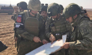 جنود روس وأتراك خلال تنفيذ دوريات مشتركة على الحدود السورية التركية 1 تشرين الثاني 2019 (وزارة الدفاع التركية)