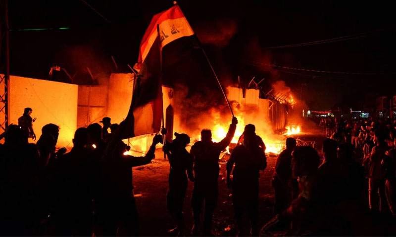 أثناء حرق المتظاهرين القتصلية الإيرانية في النجف، 27 من تشرين الثاني، (رويترز)