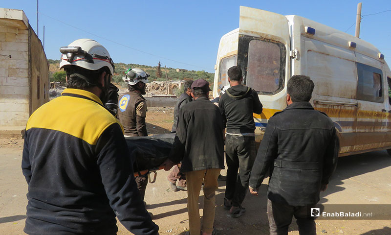 إنقاذ المدنيين من تحت الأنقاض نتيجة القصف الروسي على قرية الملاجة جنوبي إدلب - 17 من تشرين الثاني 2019 (عنب بلدي)