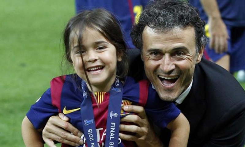 لويس إنريكي مدرب نادي برشلونة السابق، والمنتخب الإسباني الحالي مع ابنته الذي فقدها بسبب السرطان (AP)