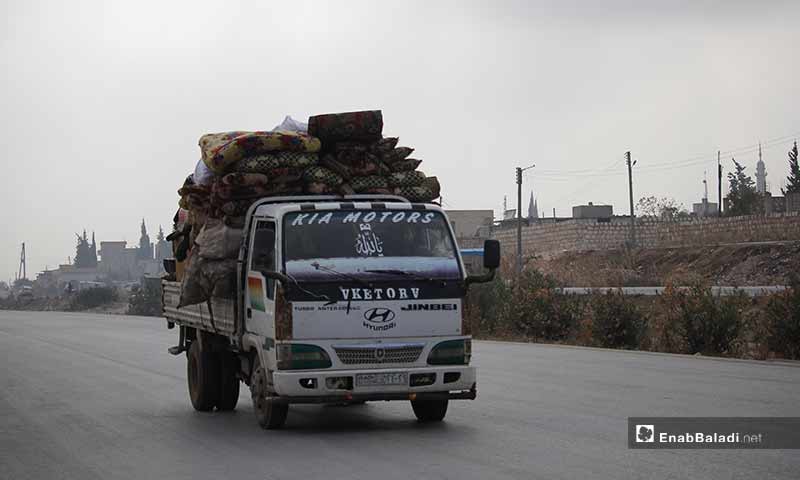 نزوح مدنيين في ريف إدلب الجنوبي والشرقي نتجية القصف الجوي المكثف من قوات النظام وروسيا على بلداتهم 28 تشرين الثاني 2019 (عنب بلدي)