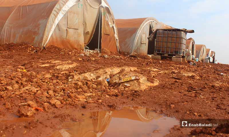 معناة النازحين مع العواصف المطرية في مخيم التح بمنطقة معرتمصرين بريف إدلب الجنوبي 29 تشرين الثاني 2019 (عنب بلدي)