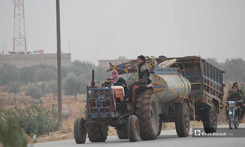 نزوح مدنيين في ريف إدلب الجنوبي والشرقي نتجية القصف الجوي المكثف من قوات النظام وروسيا على بلداتهم 28 تشرين الثاني 2019 (عنب بلدي)