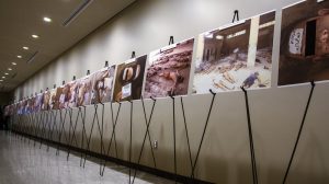 معرض للصور التي هربها قيصر لجثث المعتقلين الذين قضوا تحت التعذيب في زنازين النظام السوري في مقر الأمم المتحدة - 10 آذار 2014 (رويترز).jpg
