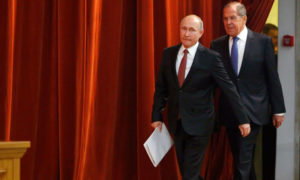 الرئيس الروسي فلاديمير بوتين ووزير الخارجية سيرغي لافروف (رويترز)

