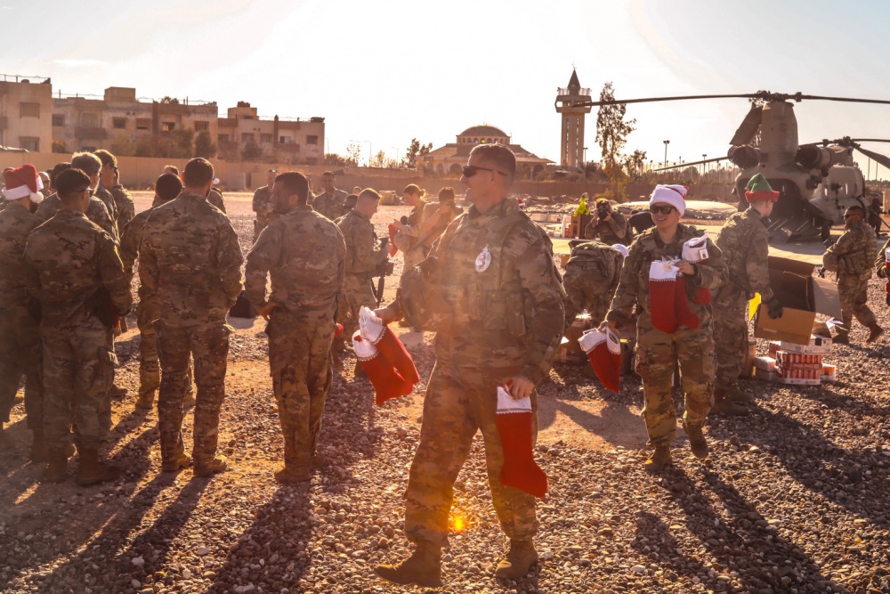 جنود أمريكان يحتفلون بعيد الميلاد في سوريا - 24 كانون الاول 2019 (U.S. Army photo)