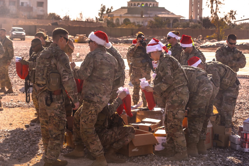جنود أمريكان يحتفلون بعيد الميلاد في سوريا - 24 كانون الاول 2019 (U.S. Army photo)