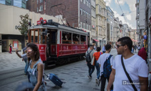 شارع الاستقلال في منطقة تقسيم في مدينة اسطنبول في تركيا - تموز 2018 (عنب بلدي)