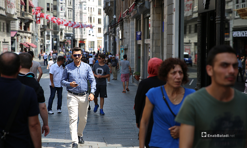 شارع الاستقلال في منطقة تقسيم في مدينة اسطنبول في تركيا - تموز 2018 (عنب بلدي)