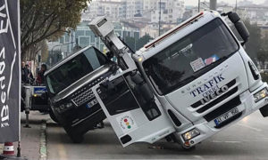 انقلاب سيارة السحب خلال عملية رفع سيارة جيب في ولاية بورصا (hurriyet)