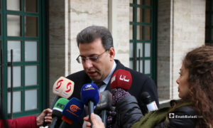 الرئيس المشترك لوفد النظام السوري احمد الكزبري في اثناء مؤتمر صحفي - الأربعاء 27 تشرين الثاني (عنب بلدي)
