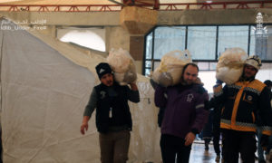 متطوعو حملة أهل العز يتواجدون في مراكز الإيواء لتوزيع السلل الغذايئة (حساب الدفاع المدني على فيسبوك)
