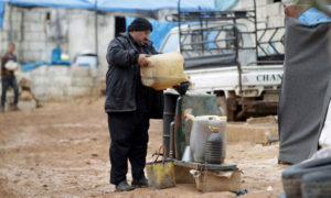 رجل يعبئ الوقود قرب الحدود التركية السورية في محافظة إدلب - كانون الثاني 2019 (MEO)
