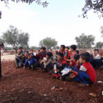 مدرسة تحت شجر الزيتون في مخيم "سنجار كهرباء" بريف ادلب الشمالي - 3 من كانون الأول 2019 (عنب بلدي)