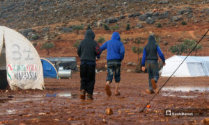 أمطار غزيرة تقطع الطريق إلى مخيم 