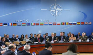 الأمين العام لحلف الناتو ينس ستولتنبرغ (C) يخاطب اجتماع وزراء دفاع الناتو في مقر الحلف في بروكسل في 10 شباط 2016 (رويترز)
