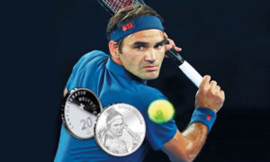 لاعب التنس روجير فيديرر وهو يضرب العملة التي صممت من أجله ، 2 كانون الأول (swissmint)