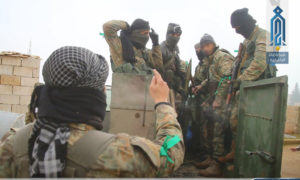 عناصر من "هيئة تحرير الشام" خلال المعارك على محور البرسة في ريف إدلب (إباء)