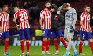 لاعبو أتلتيكو مدريد في حالة إحباط بعد خسارتهم أمام برشلونة في الدوري الإسباني-1 كانون الأول 2019 (رويترز)