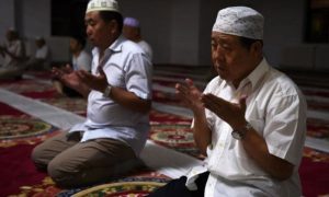 مسلمان من أقلية الإيغور الصينية في أحد المساجد (فرانس24)
