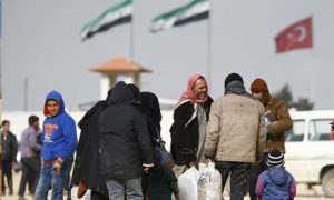 سوريون ينتظرون بالقرب من معبر باب السلام 6 شباط 2016 (Reuters)