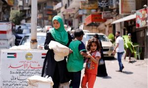 طفلة تشتري الخبز في حي المسالمة بقدسيا بريف دمشق - 9 تشرين الأول 2017 - (Reuters)