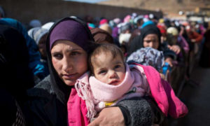 لاجئون سوريون أثناء وصولهم إلى لبنان -14 آذار 2014 (UNHCR)