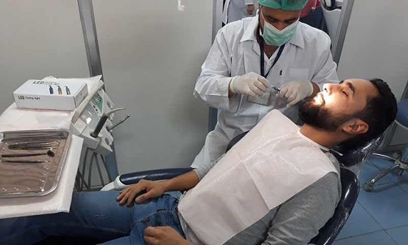 طلاب في كلية طب الأسنان في جامعة دمشق خلال تدريب عملي -26 شباط 2018- (موقع الكلية الرسمي)