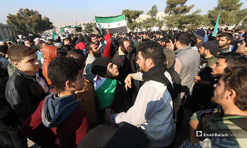 متظاهرين بالقرب من معبر الهوى الحدودي مع تركيا بريف إدلب الشمالي 20 كانون الأول 2019 (عنب بلدي)