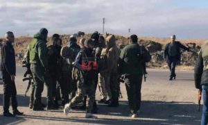 عناصر من النظام السوري على حاجز أمني على طريق الشهبا بريف السويداء بعد هجوم تعرض له من قبل مسلحين مجهولين 4 كانون الأول 2019 (السويداء 24)
