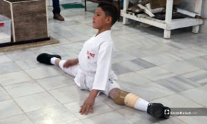 طفل يمارس الرياضة داخل المركز - 14 كانون الأول 2019 (عنب بلدي)