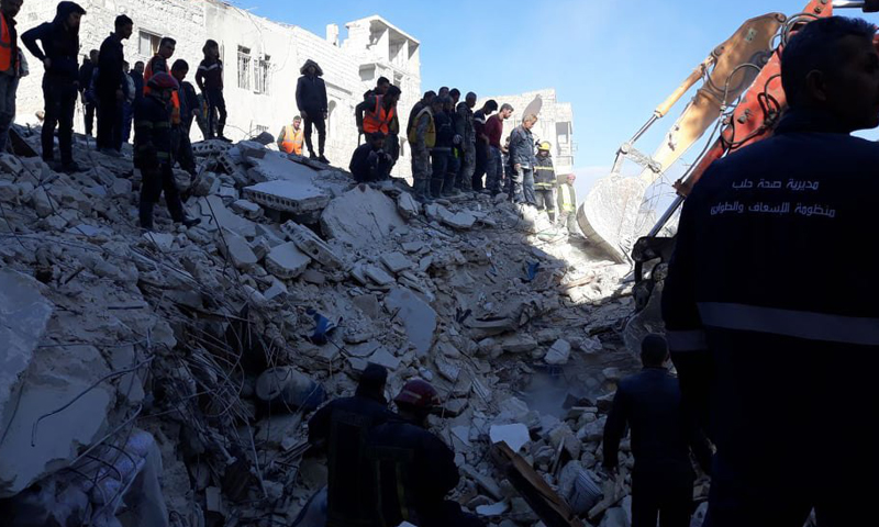 فرق الدفاع المدني في حلب تنتشر جثث الضحايا من تحت أنقاض بناء انهار(شام إف إم)