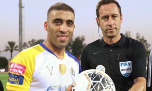 لاعب نادي النصر السعودي، المغربي عبد الرزاق حمد الله يتسلم كرة بعد تسجيله لثلاثية في الدوري السعودي (نادي النصر تويتر)