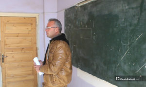 معلم في إحدى مدارس ريف إدلب - 2019 (عنب بلدي)
