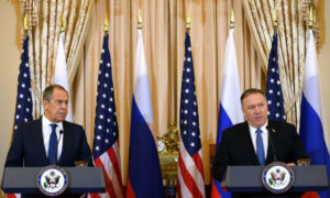 وزير الخارجية الأميركي مايك بومبيو وعن يمينه نظيره الروسي سيرغي لافروف خلال مؤتمر صحافي مشترك في وزارة الخارجية في واشنطن - 10 كانون الأول 2019 (AFP)