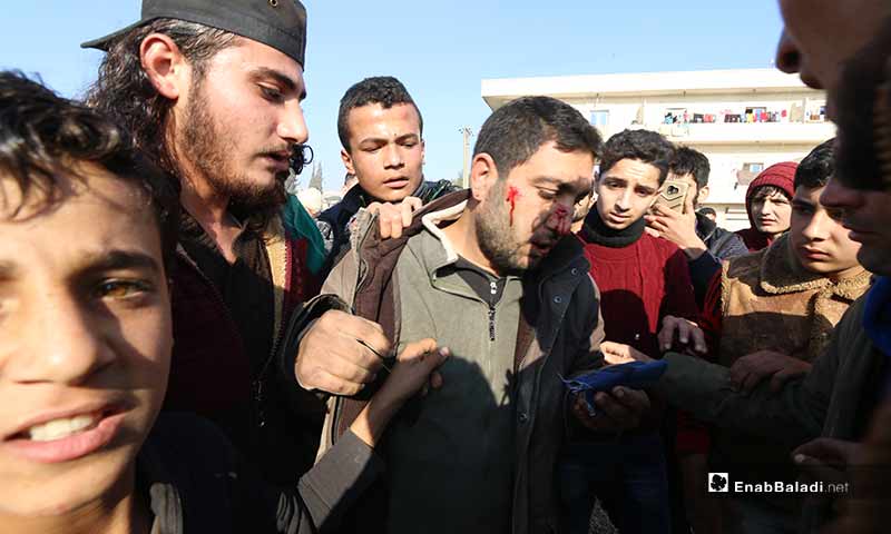 متظاهر مصاب بعد منعه من "تحرير الشام" من الوصول إلى معبر باب الهوى الحدودي مع تركيا بريف إدلب الشمالي 20 كانون الأول 2019 (عنب بلدي)