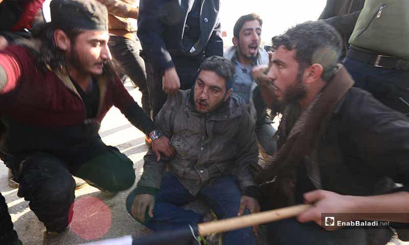 متظاهر مصاب بعد منعه من "تحرير الشام" من الوصول إلى معبر باب الهوى الحدودي مع تركيا بريف إدلب الشمالي 20 كانون الأول 2019 (عنب بلدي)