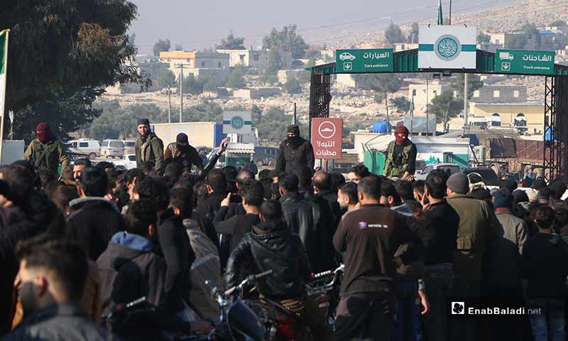 متظاهرين بالقرب من معبر الهوى الحدودي مع تركيا بريف إدلب الشمالي 20 كانون الأول 2019 (عنب بلدي)