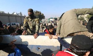 عناصر "هيئة تحرير الشام" يمنعون متظاهرين من الوصول إلى معبر الهوى الحدودي مع تركيا بريف إدلب الشمالي 20 كانون الأول 2019 (عنب بلدي)