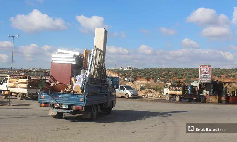 نزوح مدنيين من ريف إدلب الجنوبي والشرقي باتجاه المناطق الحدودية هربًا من القصف الجوي 8 كانون الأول 2019 (عنب بلدي)