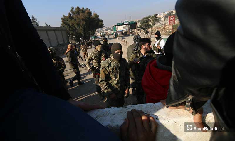 عناصر "هيئة تحرير الشام" يمنعون متظاهرين من الوصول إلى معبر الهوى الحدودي مع تركيا بريف إدلب الشمالي 20 كانون الأول 2019 (عنب بلدي)