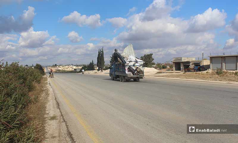 نزوح مدنيين من ريف إدلب الجنوبي والشرقي باتجاه المناطق الحدودية هربًا من القصف الجوي 8 كانون الأول 2019 (عنب بلدي)