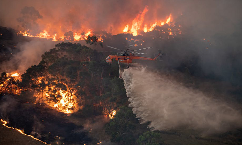 طائرة هيليكوبتر تتصدى للحرائق في أستراليا